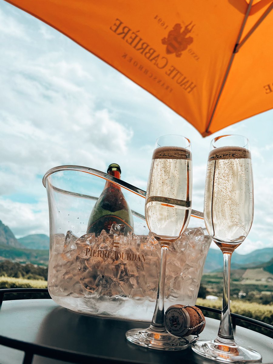 Yolandi_Muller's tweet photo. Come quickly, I’m tasting the stars ✨🍾🥂 @ChrizannevanBre
#franschhoekLife #FranschhoekValley #Bubbly #HauteCabriere #MagicOfBubbles https://t.co/wriDpbk2NN