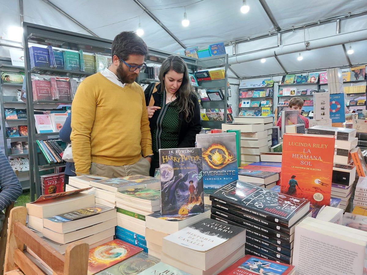 FiorellaMelo's tweet photo. En #ProgresoTeLeo 📚la progreseña Alicia Vazquez presentó su libro “Barrio Rigau y su historia”.
Desde el Concejo Municipal le extendimos un merecido reconocimiento.
Gracias por este libro que rescata la memoria sobre un barrio de Progreso y su gente. Por muchos más Alicia! https://t.co/MGm2YcutLF