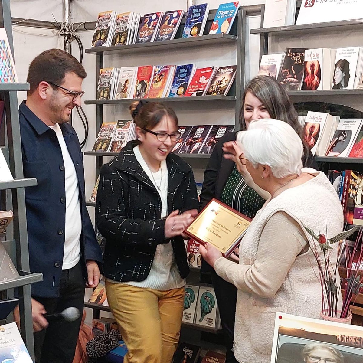 FiorellaMelo's tweet photo. En #ProgresoTeLeo 📚la progreseña Alicia Vazquez presentó su libro “Barrio Rigau y su historia”.
Desde el Concejo Municipal le extendimos un merecido reconocimiento.
Gracias por este libro que rescata la memoria sobre un barrio de Progreso y su gente. Por muchos más Alicia! https://t.co/MGm2YcutLF