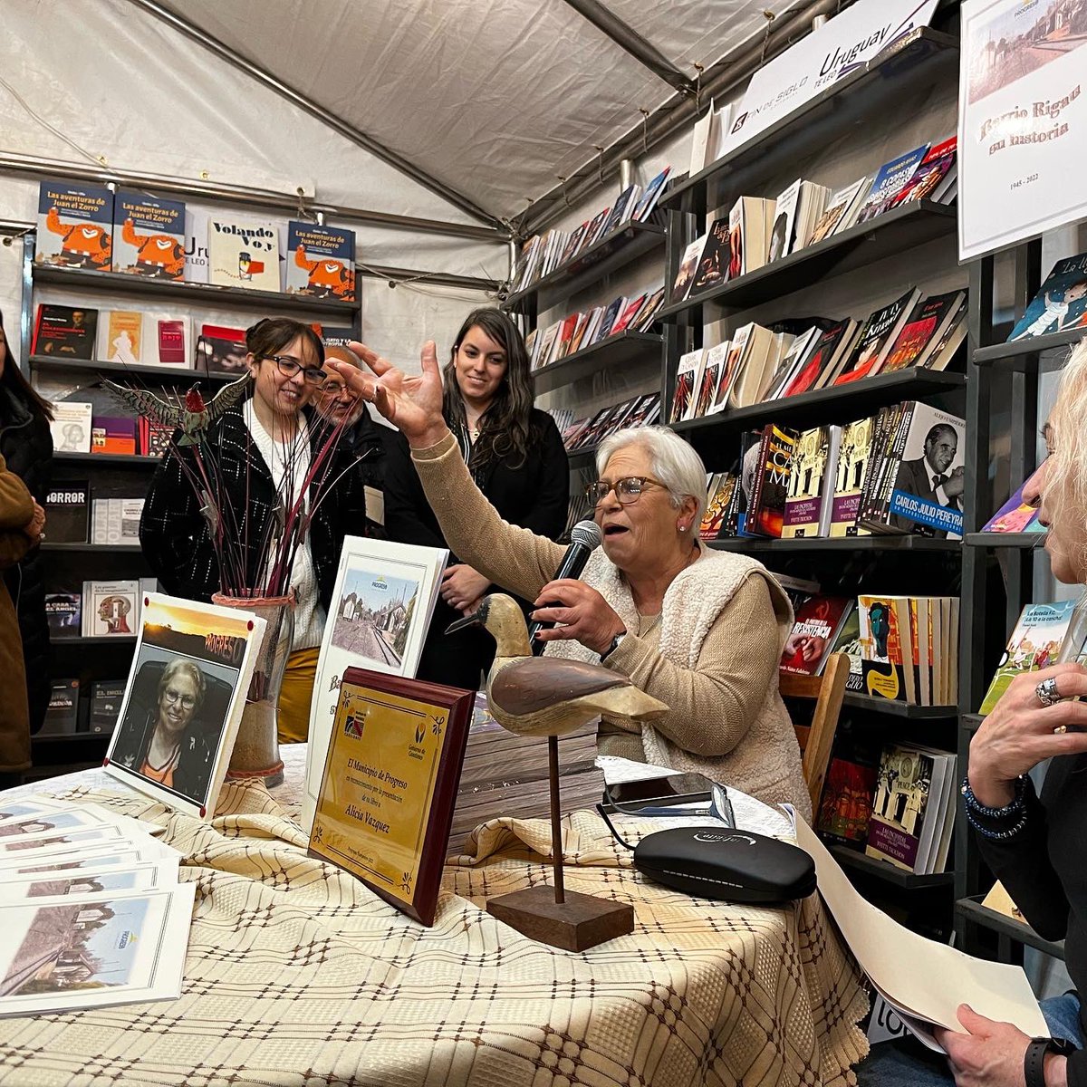 FiorellaMelo's tweet photo. En #ProgresoTeLeo 📚la progreseña Alicia Vazquez presentó su libro “Barrio Rigau y su historia”.
Desde el Concejo Municipal le extendimos un merecido reconocimiento.
Gracias por este libro que rescata la memoria sobre un barrio de Progreso y su gente. Por muchos más Alicia! https://t.co/MGm2YcutLF