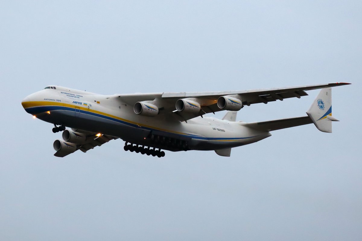 StandbyAviation's tweet photo. Last Antonov An-225 landing in Leipzig. 12-12-2021
https://t.co/oSsEOd4xgj

#standbyaviation #plansepotting #leipzighalleairport #antonov #an225 #cargo #antonovairlines https://t.co/cNQAYxz4Tn