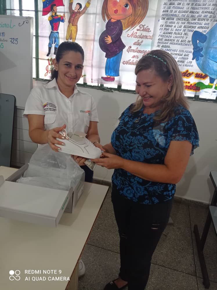 CDCEBarinas's tweet photo. #Barinas | Hoy se desarrolla jornada especial para la venta de calzados a todos los docentes del estado Barinas, un operativo gracias al esfuerzo de nuestro presidente @NicolasMaduro y de nuestra Ministra @_LaAvanzadora seguimos avanzando en revolución.

@MPPEDUCACION
@jaarreaza https://t.co/Lzv4zJhRMv