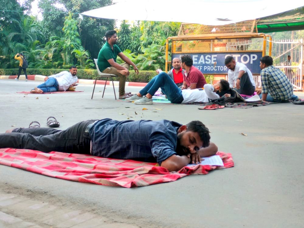 ASAPUP4Student's tweet photo. अनिश्चितकालीन धरने का 23 वें दिन भी संघर्ष जारी है।
जब तक फ़ीस वृद्धि वापस नहीं होती है तब तक @CYSS_BHU इकाई संघर्ष जारी रखेगा।
इसी बीच #CYSS_BHU से जुड़ने के लिए #JOIN_CYSS अभियान भी चलाया गया। https://t.co/OHZ4JHfhmc