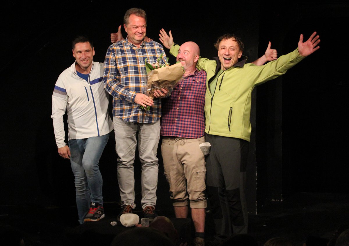 DivadloUngelt's tweet photo. Včerejší reprízu inscenace Vejšlap navštívil její autor světoznámý dramatik📇 Peter Quilter. Martin Písařík, Jan Holík a Petr Stach si mimořádnou návštěvu užili! Na repertoáru máme od Petera Quiltera ještě komedii Trhni si, otče!, kterou napsal přímo pro naše divadlo.🎭 https://t.co/JfNk6ZPVRi