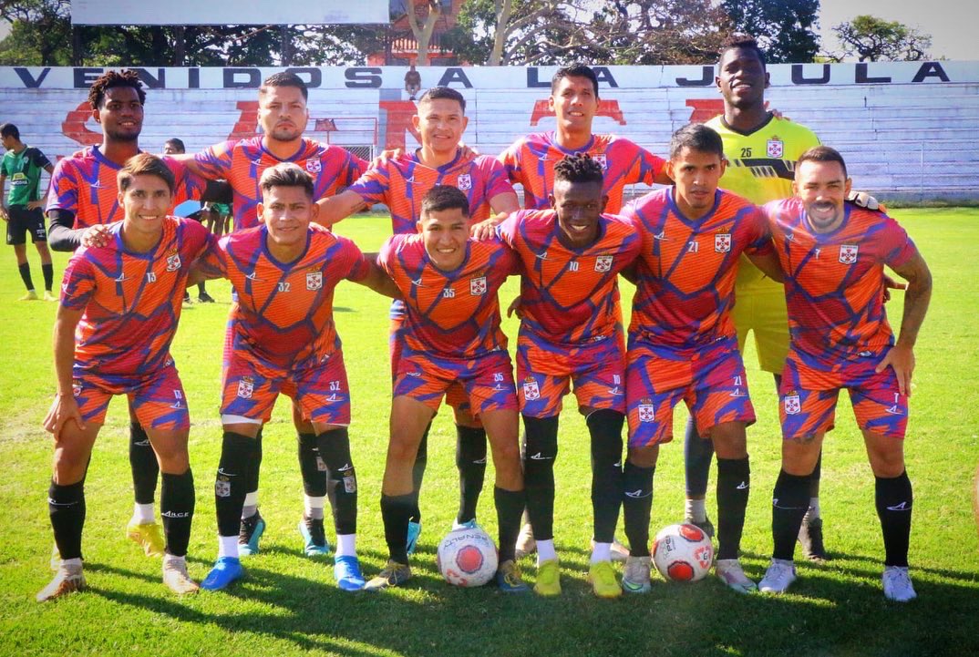 RealSantaCruz1's tweet photo. Postales que nos dejó el amistoso contra “24 De Septiembre”🦁🤍⚽️
📸: @joelcambara12 
•
•
#RealSantaCruz 
#Orgullocamba https://t.co/WwmEHkjVmc