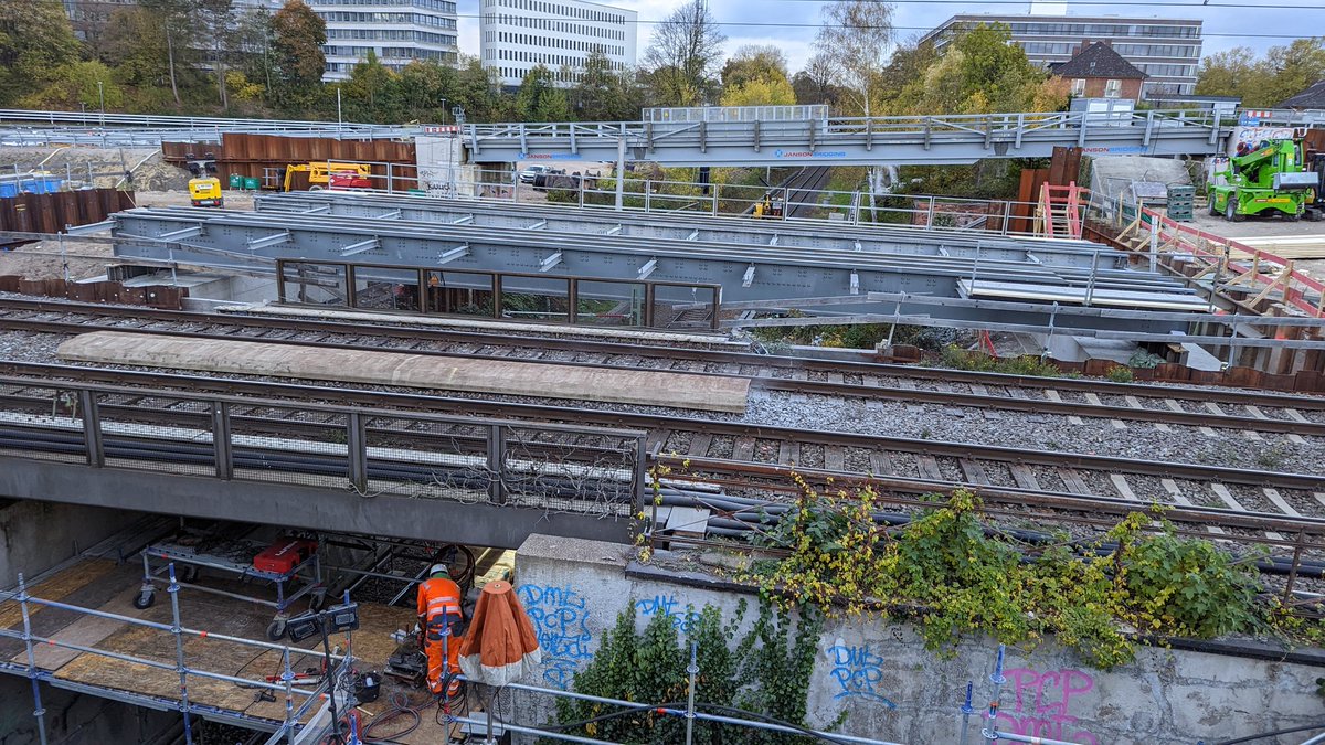 s4_hamburg's tweet photo. Heute wurden für die #S4 Hilfsbrücken über die #Güterumgehungsbahn eingehoben 🎉
#sbahn4 #sbahn #sbahnHamburg #Linie4 https://t.co/Tr0zlxwv0J