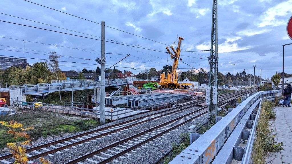 s4_hamburg's tweet photo. Heute wurden für die #S4 Hilfsbrücken über die #Güterumgehungsbahn eingehoben 🎉
#sbahn4 #sbahn #sbahnHamburg #Linie4 https://t.co/Tr0zlxwv0J