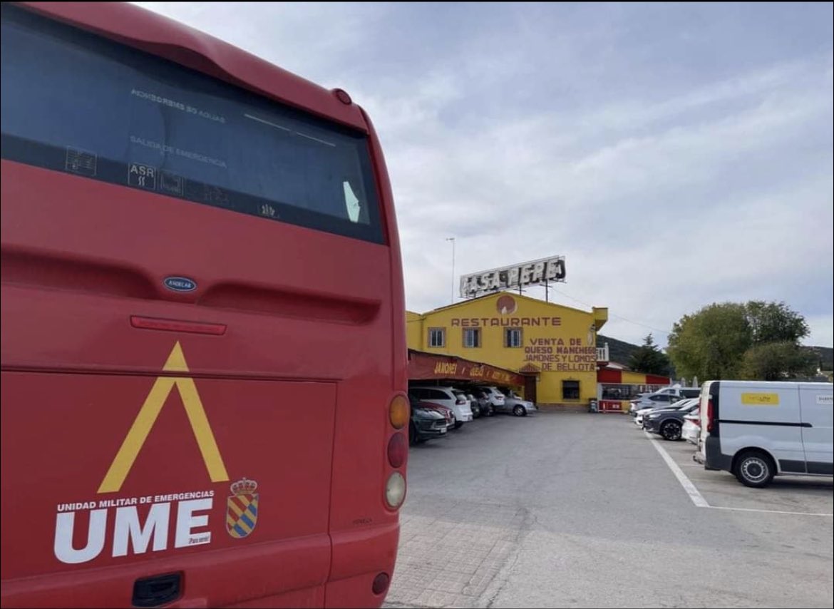 AntonioMaestre's tweet photo. Tenemos un problema de higiene democrática cuando la UME elige hacer una parada en un santuario de la dictadura como Casa Pepe. Pero para Margarita Robles no hay nada que depurar. https://t.co/kp7OzVrPSN