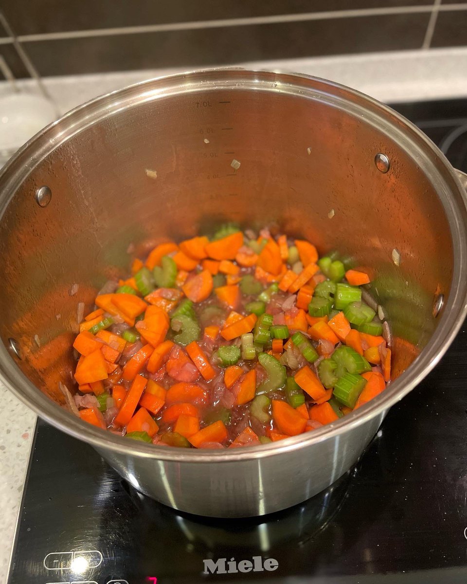 Nevod2000's tweet photo. I am back with my favorite 6hr bolognese recipe. It tastes great with Galitsky &amp; Galitsky chardonnay! https://t.co/dE0m8ygPEC