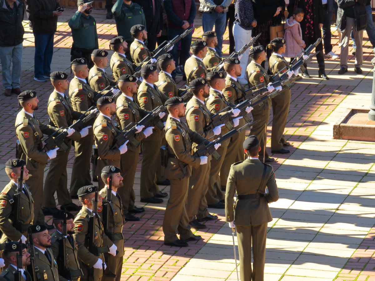 🇪🇸Más de un centenar de personas han mostrado hoy 𝐟𝐢𝐫𝐦𝐞 𝐜𝐨𝐦𝐩𝐫𝐨𝐦𝐢𝐬𝐨 𝐜𝐨𝐧 𝐄𝐬𝐩𝐚𝐧̃𝐚en la primera #JuradeBandera para personal civil celebrada en #Valdemorillo

Más información 
aytovaldemorillo.com/mas-de-un-cent…