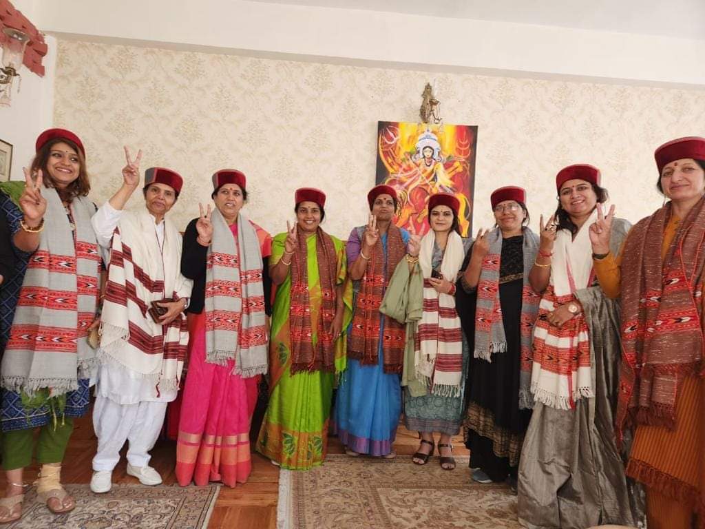 vershathakur81's tweet photo. भाजपा महिला मोर्चा की राष्ट्रिय अध्यक्षा @VanathiBJP जी व अन्य प्रदेश की प्रदेश पदाधिकारी बहने आज शिमला पहुंची।
अब हर घर, हर द्वार, होगी भाजपा।
#हिमाचल_में_फिर_भाजपा
#DoubleEngineSeVikas
#DoubleEngine4Himachal
#JairamThakurJi https://t.co/MJerZW8UfI