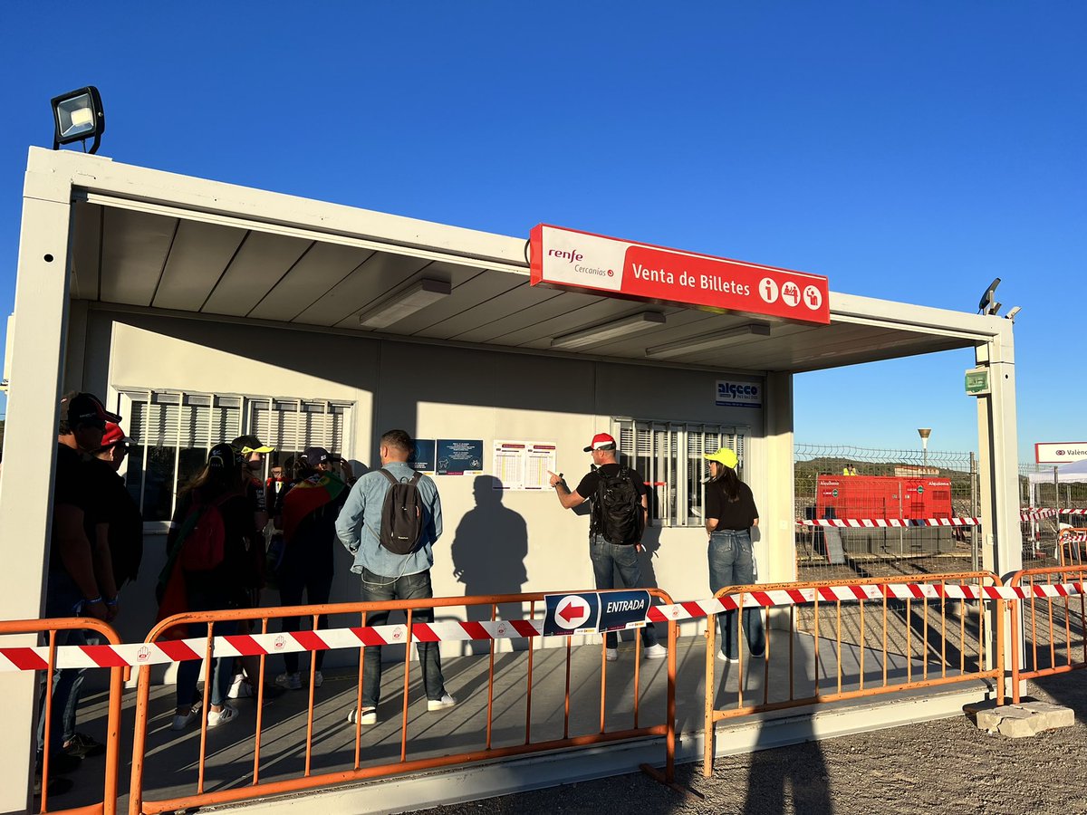 Que se organice un gran premio del mundo, todo se prepare para la ocasión y que <a href="/Renfe/">Renfe</a> siempre marque la diferencia.
Una caseta de obra para vender billetes ante una prueba deportiva de medio millón de personas. 
Colas interminables de horas. Lamentable. #Cheste #motogp