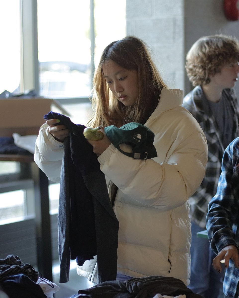 LakefieldCS's tweet photo. Last week, our LEAF (Lakefield Environmental Action Force) club and Seniors-in-Charge of Sustainability held a thrift sale event! They purchased pre-loved clothing items, and the proceeds of the sale will be donated to @CanadasForest 🌳 Well done, everyone!
#LakefieldCollege https://t.co/U2apNZxwSW
