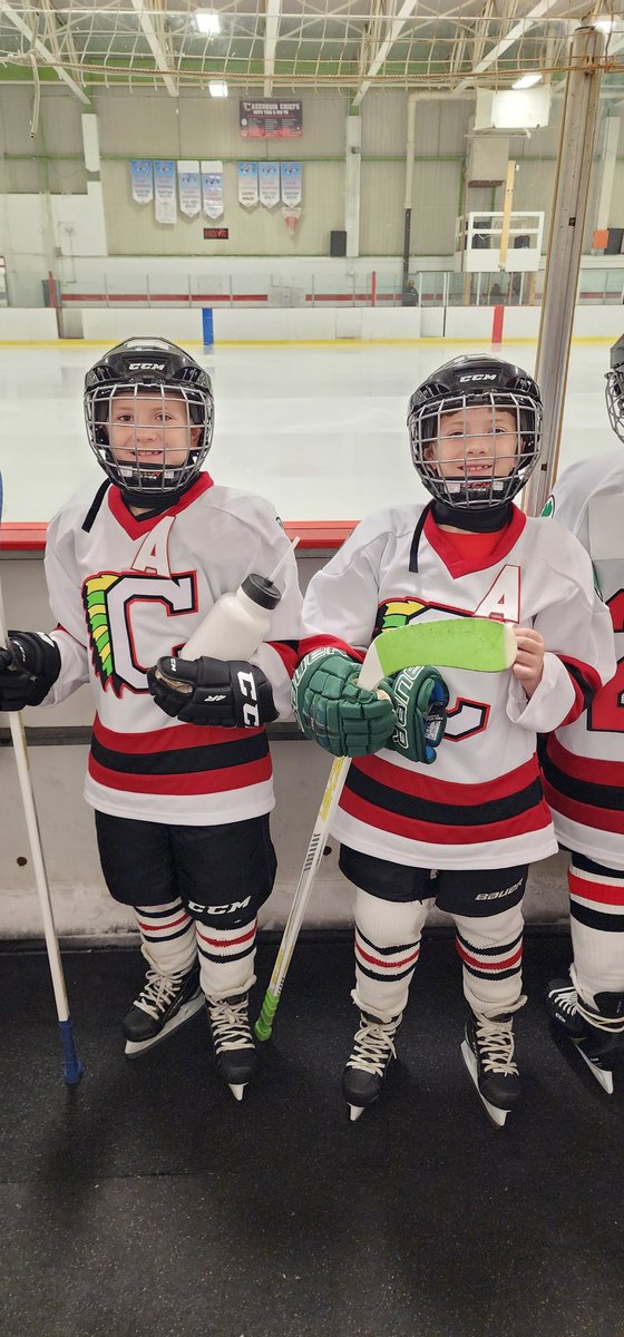 UpstateDevilCB's tweet photo. We are @NJDevils and @UticaComets fans living in Buffalo. My twins team just got their new home jerseys with new colors. I'm not complaining 🤣
#njdevils #uticacomets #nhl #ahl #youthhockey #wny #buffalo #cazchiefs https://t.co/YTAP456DZP