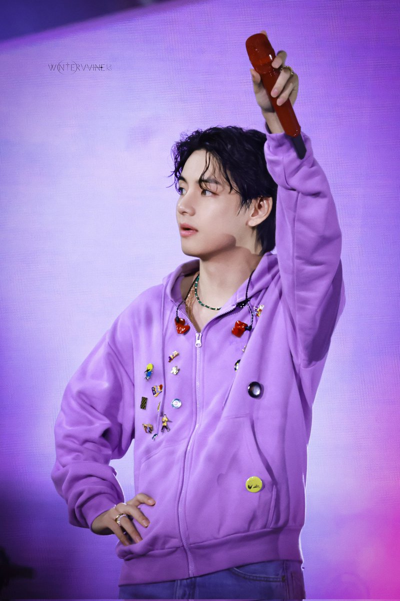 winterVVine1230's tweet photo. ▪︎HD▪︎  221015  YET TO COME in BUSAN

✌️😬

#뷔 #태형 #김태형 #KIMTAEHYUNG #テテ #V #방탄소년단뷔
@BTS_twt https://t.co/SrHpQg5YJ9