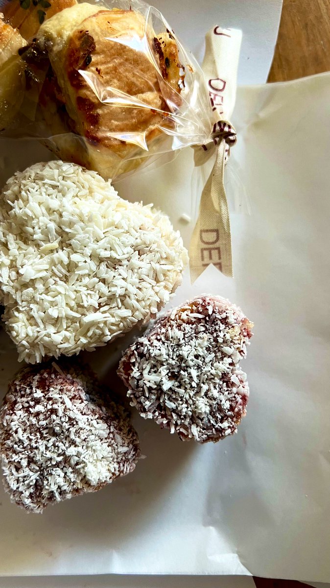 When the lovely Kay <a href="/Delimuru/">deli Muru</a> brings treats to <a href="/InnsCrossMarket/">Inns Cross Market</a> . Can you smell the saaaaasssssaaagggee rolls in da oven