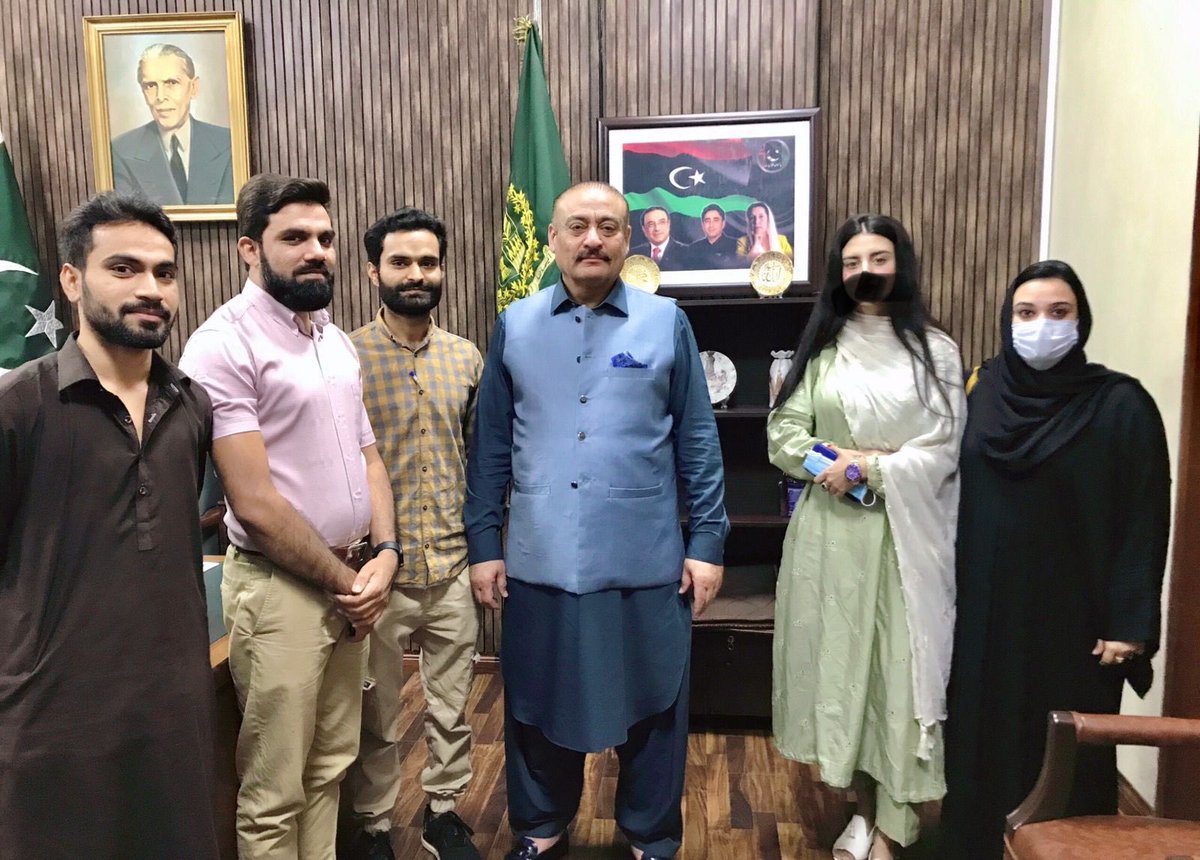 kh50493001's tweet photo. #PMCtargetFMGS
There must be ways to sort out the affected docs who they are suffering since long ago. Brutality isn't just physical it can be in norms of injustice. pay attention to FMGs, don't let them on streets @A_Qadir_Patel @BBhuttoZardari @HamidMirPAK https://t.co/QnqN5z06SW