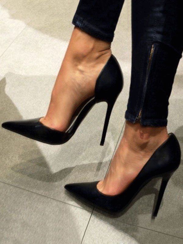 LADY_Jes_'s tweet photo. Ihr Looser, Lady Jes geht jetzt aus.
Was geilt euch mehr auf? Stiefel oder High Heels?
#LadyJes #geldsklave #paypig #geldaffe #cashslave #findom #herrin #findomslave #mistress #cashcow https://t.co/MZllHx2TaU