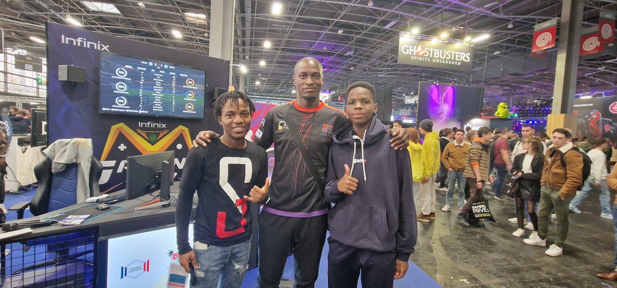 Très belle rencontre avec ces deux joueurs fifa venu tout droit du Nigéria pour quelques matchs à la Paris Games Week ! Gros niveau ! Merci à <a href="/Fra_esports/">France Esports</a> pour l'invitation 🤙🏿