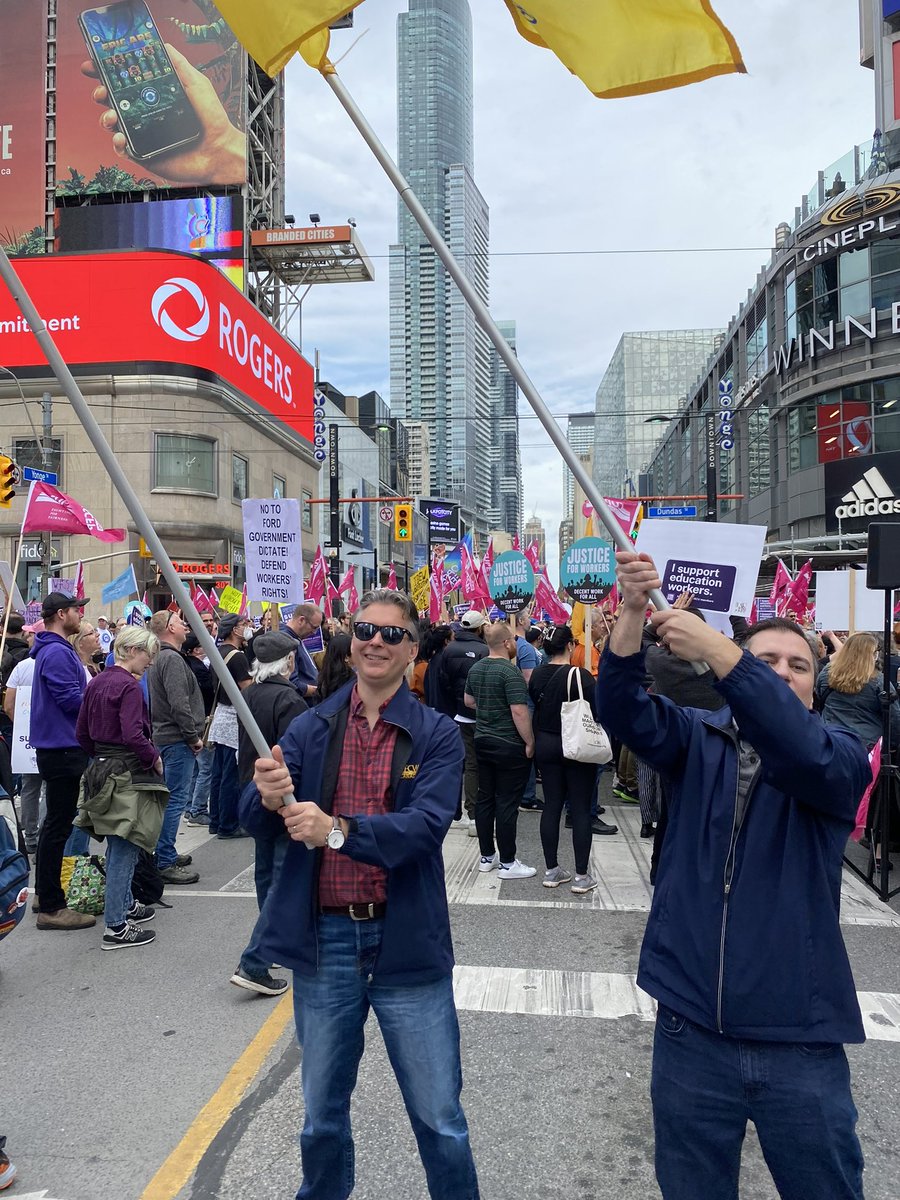 Joining in the action is @MarkHennessy13 <a href="/UFCWCanada/">UFCW Canada</a> ✊Labour stands with <a href="/CUPEOntario/">CUPE Ontario</a> <a href="/osbcucscso/">OSBCU-CSCSO</a> now and always! #IStandWithCUPE #onpoli #onted #ontedsolidarity #OnLab #canlab #handsoffworkersrights #39kisnotenough