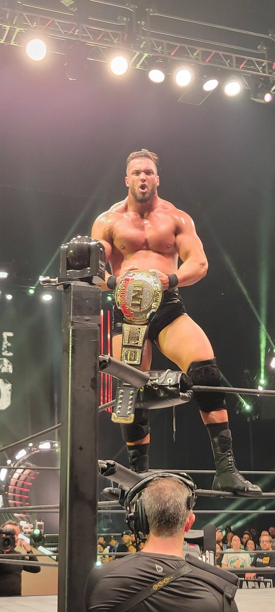 jennyshaps1107's tweet photo. What an #aewsome night!! Seriously, @RealWardlow not only is my favorite, but he is also one of the nicest people I have ever met!! This birthday weekend has been amazing.. #stillnotbelievingimturning41 #iloveaew https://t.co/L3UkGh0pGN