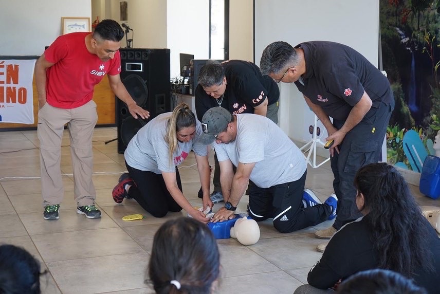 PeveAndrea's tweet photo. Saber hacer #RCP salva vidas, por eso hoy en 📍Aluminé junto al intendente @AlamoGabrielM, subsecretario @ricciutotiti, Luciana Obregrón y equipo del SIEN realizamos ciclos de RCP Básico para la comunidad.

@OmarGutierrezOk 
@MinSaludNeuquen https://t.co/MRwUAvK6tq