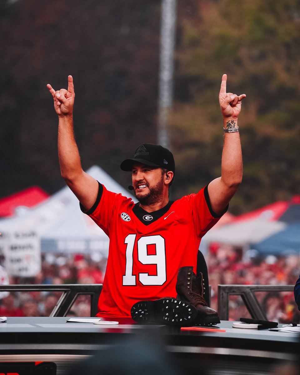 .<a href="/lukebryan/">Luke Bryan</a> hit 'em with the hobnail boot!