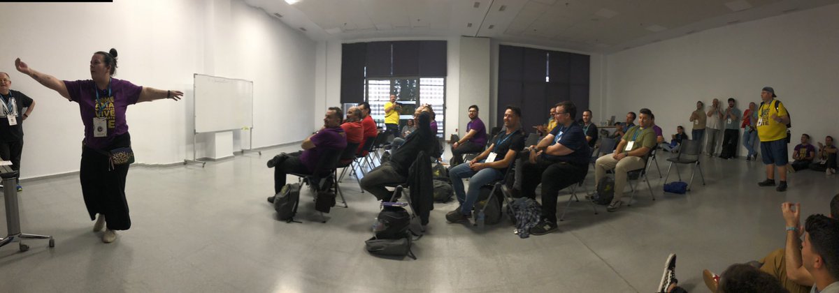En la segunda ronda de desconferencias, @lamariscal_ ha sacado a todas las mujeres de la sala para que experimentemos el vacío que se genera al no contar con esa parte tan importante de la comunidad #WordPress #WCSevilla. Muy chula la dinámica, Eva 😘