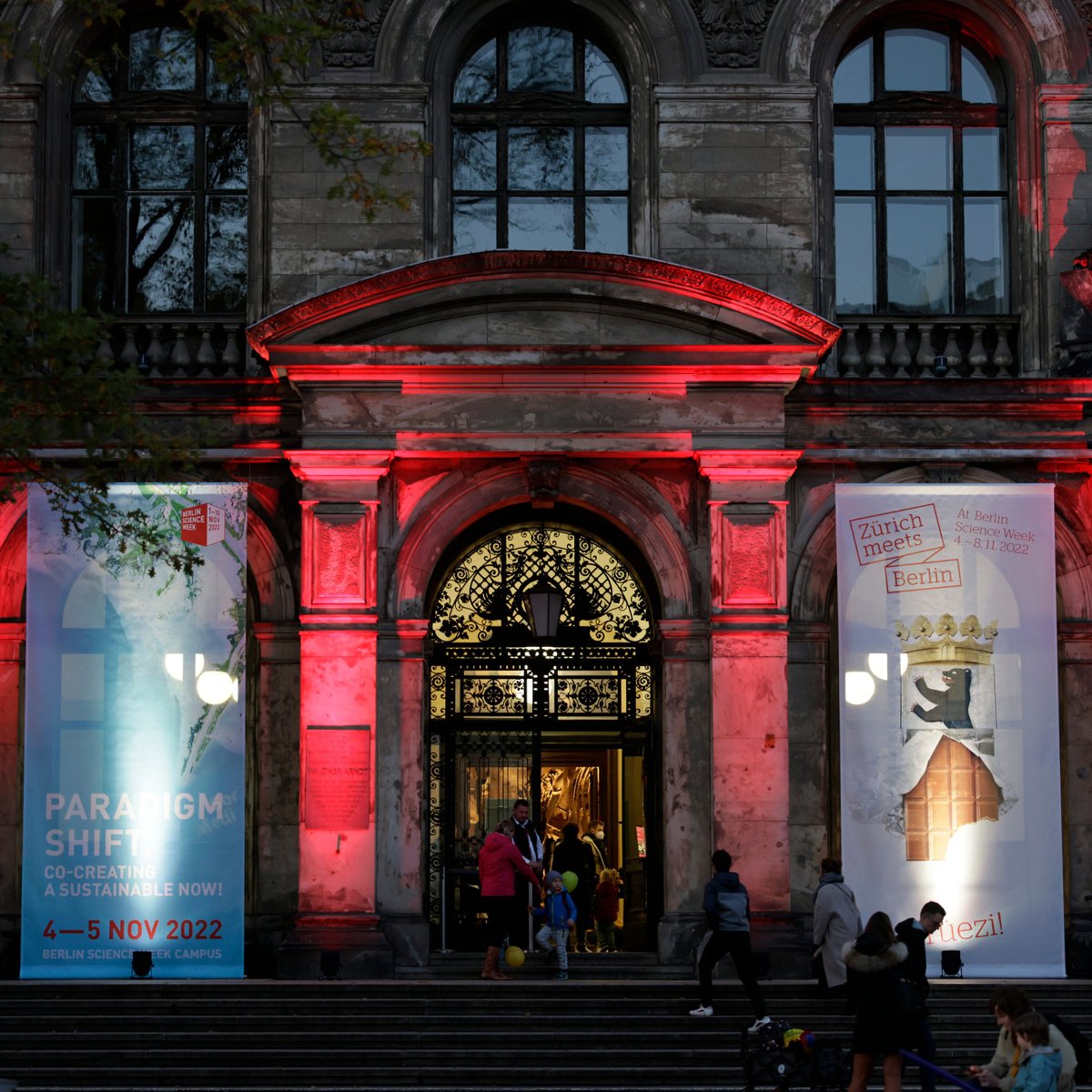 BerlinSciWeek's tweet image. The #BerlinScienceWeek22 CAMPUS is over!🎈
Over 2 days, 5000+ visitors came to the @mfnberlin &amp;amp; @HumboldtUni &amp;amp; experienced science at its best. 
THANK YOU 👏 to our partners &amp;amp; all scientific institutions who contributed with creative &amp;amp; enriching events &amp;amp; exhibitions!