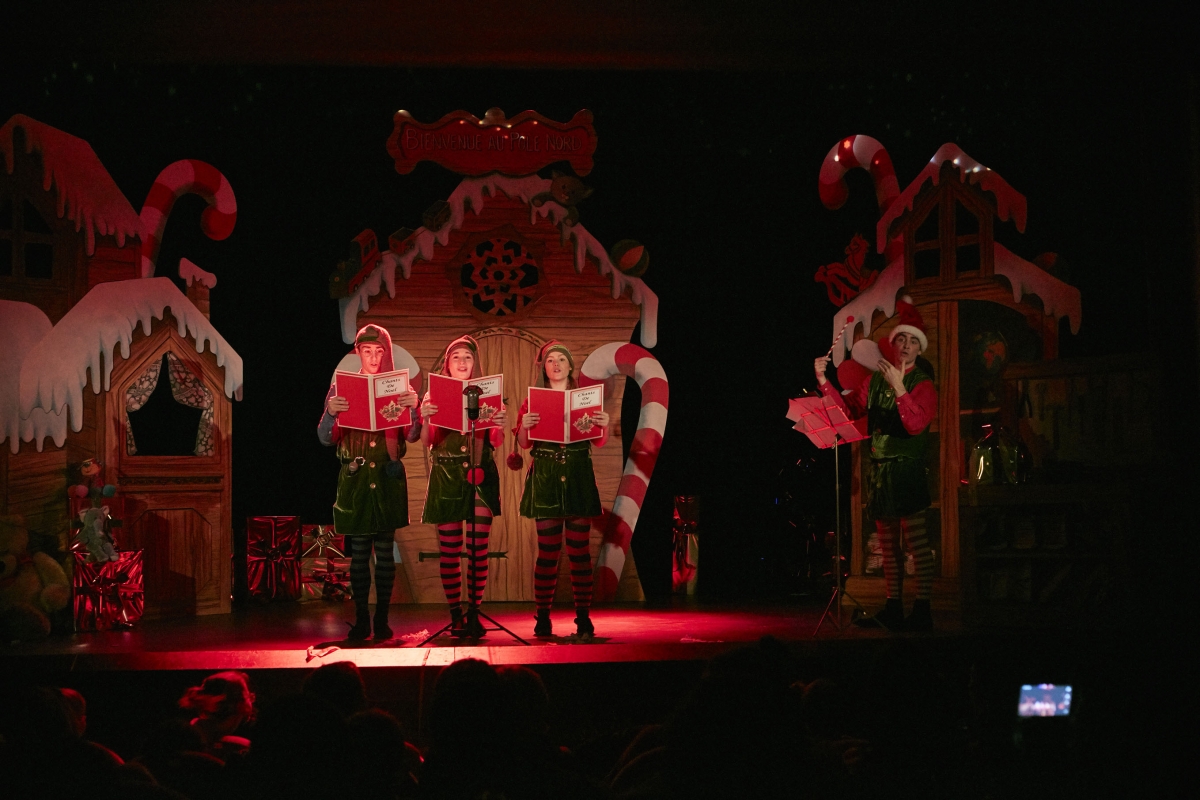 TMathurins's tweet photo. NOËL APPROCHE !!!! 🎄🎅 MAIS QUE SE PASSE-T-IL AU PAYS DU PERE-NOEL ?
Le fabuleux spectacle d'Olivier Solivérès a repris aux Mathurins pour vivre en famille toute la magie de Noël ! 
Réservez vite : https://t.co/bDIn6btFG3
Les samedis à 11h, dimanches à 16h
Les mercredis à 14h https://t.co/G1ZIbno1po