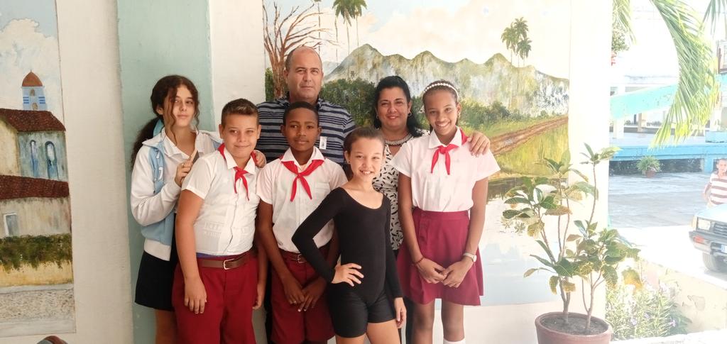 En la apertura del evento Pedagogía 2023 en #SanctiSpíritus contamos con la actuación de estos pioneros que pertenecen al proyecto cultural Los Yayaberitos perteneciente a la Escuela Primaria Arcelio Suárez Bernal. #EducacionSanctiSpíritus, #FuerzaCuba, #CubaViveyVence