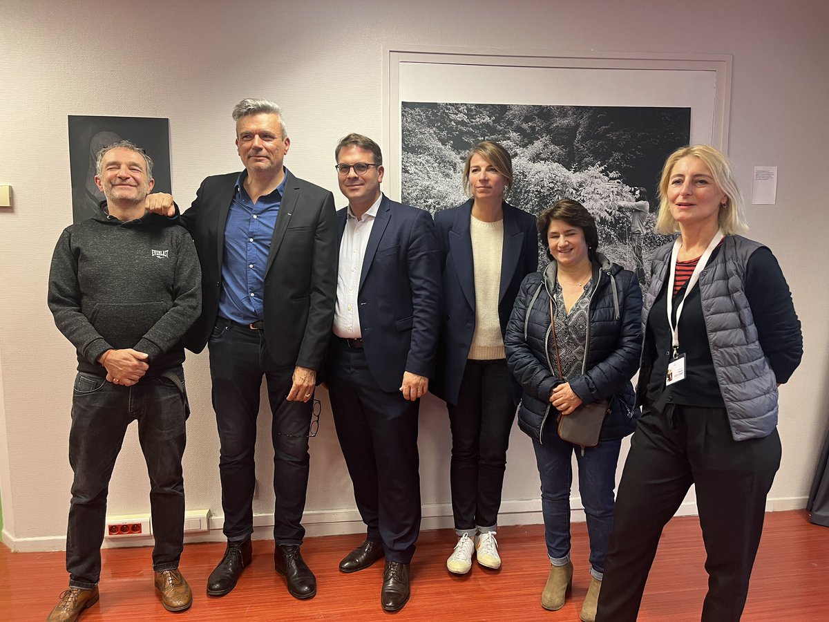 #Culture #Santé Une belle rencontre autour des photos de Geoffroi Caffiery à <a href="/EdmondBib/">Bib Edmond Rostand</a> avec <a href="/Alix_Bougeret/">Alix Bougeret</a> @LoulouGauthey pour montrer et parler de l’ordinaire d’un adulte souffrant de schizophrénie.
📌 Exposition du jeudi 3 au mercredi 23 novembre 2022 : paris.fr/evenements/dis…