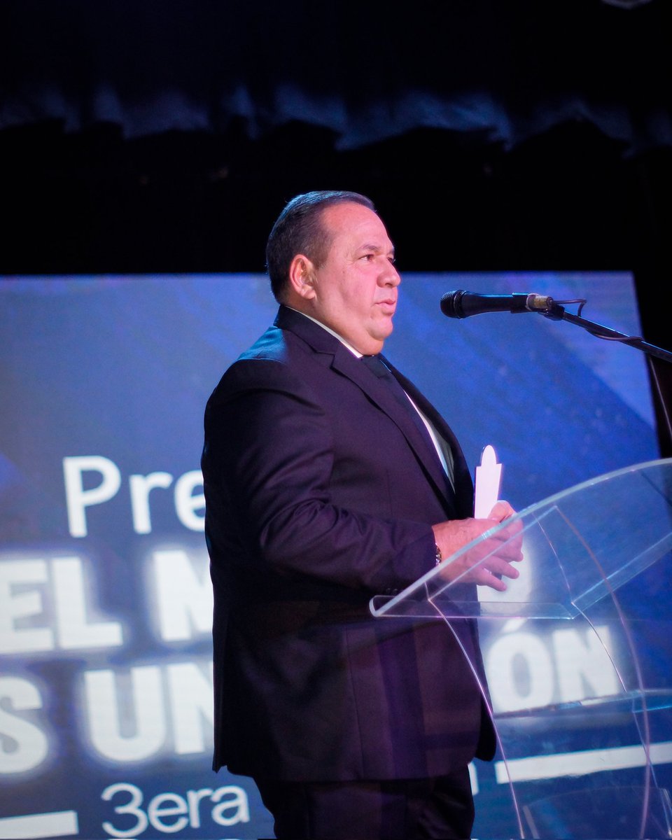 Ha liderado un proyecto durante años llamado 𝗠𝗲𝘁𝗿𝗼𝗽𝗼𝗹𝗶𝘁𝗮𝗻𝗼𝘀 𝗙𝗖 que ya está dando frutos.

Juan Carlos Ferro fue elegido como mejor directivo del año 2022.

¡Felicidades, Juan Carlos! ⚽🟣