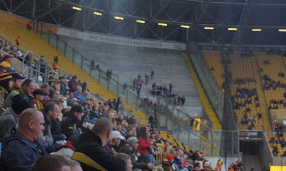 FreitalonTour's tweet photo. SGD vs SC Freiburg 1:1
Liga3
Z: 18460
2 Elfer nicht gegeben..keine 5. Gelbe Karte für'n Knipser, 1 Torwartfehler. Kein schlechtes Spiel von uns, aber letztendlich nur 1 Punkt. Schade #sgd1953 #ftlot #ud #ultrasdynamo #rhs #liga3 #sgdscf #fightergirl #tina #immermituns https://t.co/dDOnYzlnnR