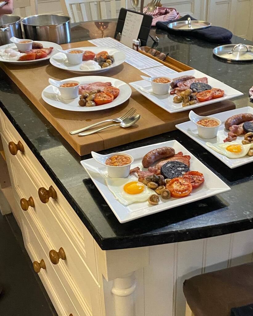 SCCHBandB's tweet image. Service!! 😃 

#busykitchen #breakfastprep #pheasantshooting #countrysports #somerset #bestofbritish #agacooked #scrambledeggswithchives instagr.am/p/CkllMV9LKdh/