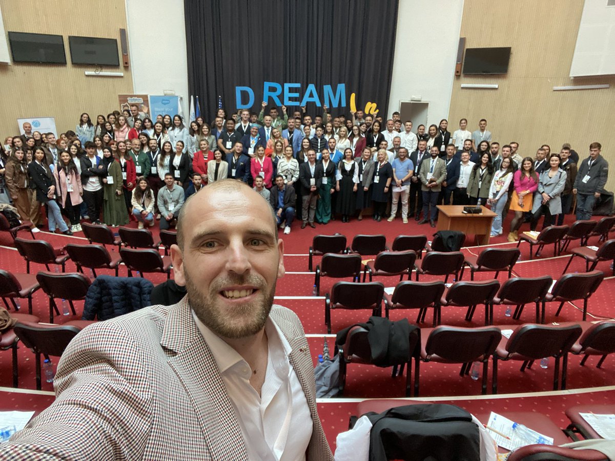 Direkt nga DREAMin’ Kosovo 2022

Hajdeni edhe shikojeni sot gjate dites se cfare te rinje te mrekullueshme kemi Kosova🇽🇰 dhe sa mire po i presim mysafiret nga 🇺🇸🇵🇭🇨🇦🇫🇷🇹🇷🇲🇪🇲🇰 dhe natyrisht nga Shqiperia jone🇦🇱❤️. 

Perhere ne mbeshtetje te zhvillimit te tyre,

Rinia jone💙