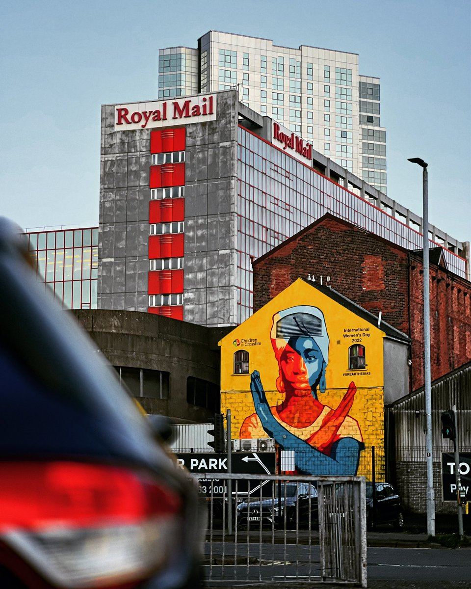 Stuck in traffic: Time to appreciate some of Belfast’s class street art, familiar and not-so-familiar architecture. Anyone know what the grey building is on the bottom left, or the what the red-brick one on the right once was? Curious!

#NIEXPLORER