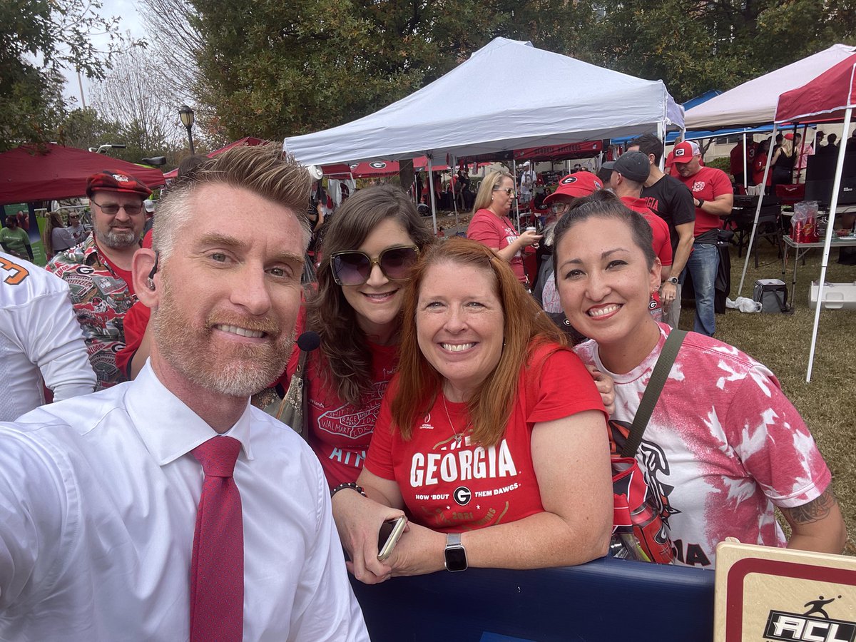 So exciting to see <a href="/MartySmithESPN/">Marty Smith</a> airmail it for the record! #GoDawgs