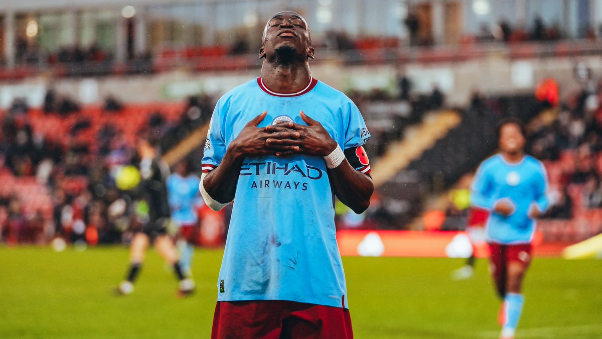 Il s’appelle Carlos Borges et joue avec les U21 de Manchester City. Il a marqué un quadruplé contre les U21 de Manchester United et a célébré en imitant la célébration de CR7. 😂

📸 <a href="/ManCityAcademy/">Manchester City Academy</a>