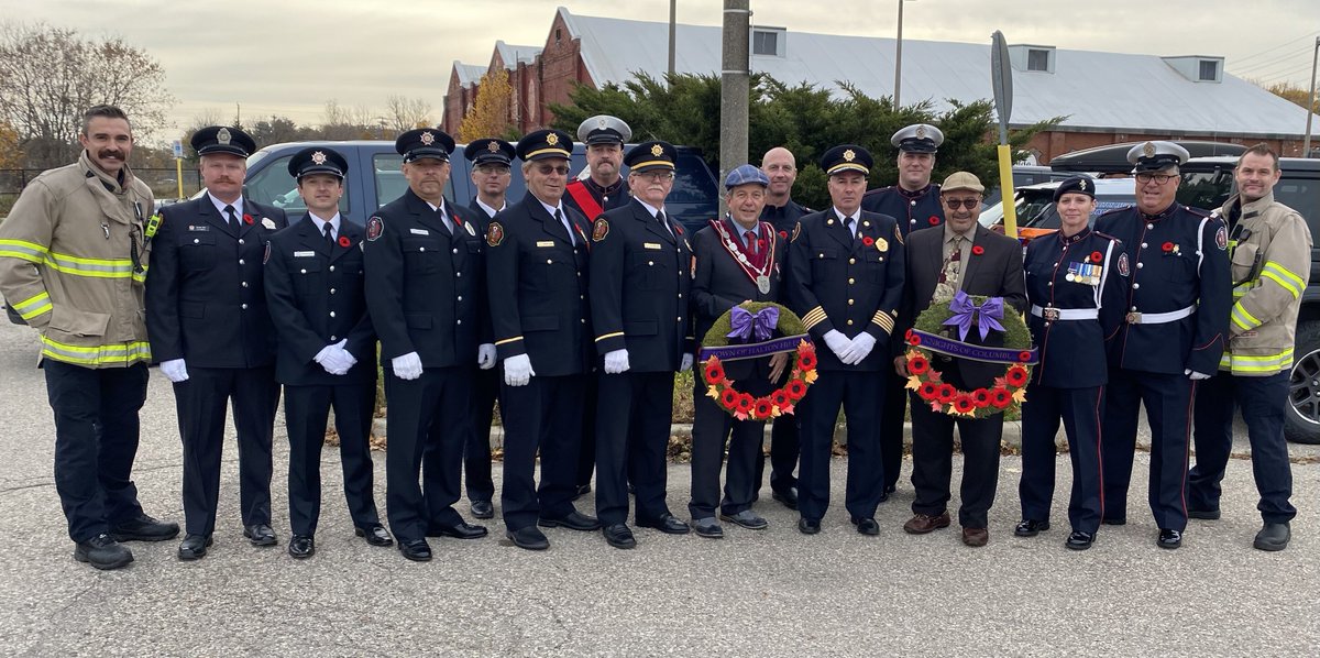 Members of the Halton Hills Fire Dept. paid their respects this morning during the @RoyalCdnLegion Branch 197 Remembrance Day Celebration. #LestWeForget #remembranceday