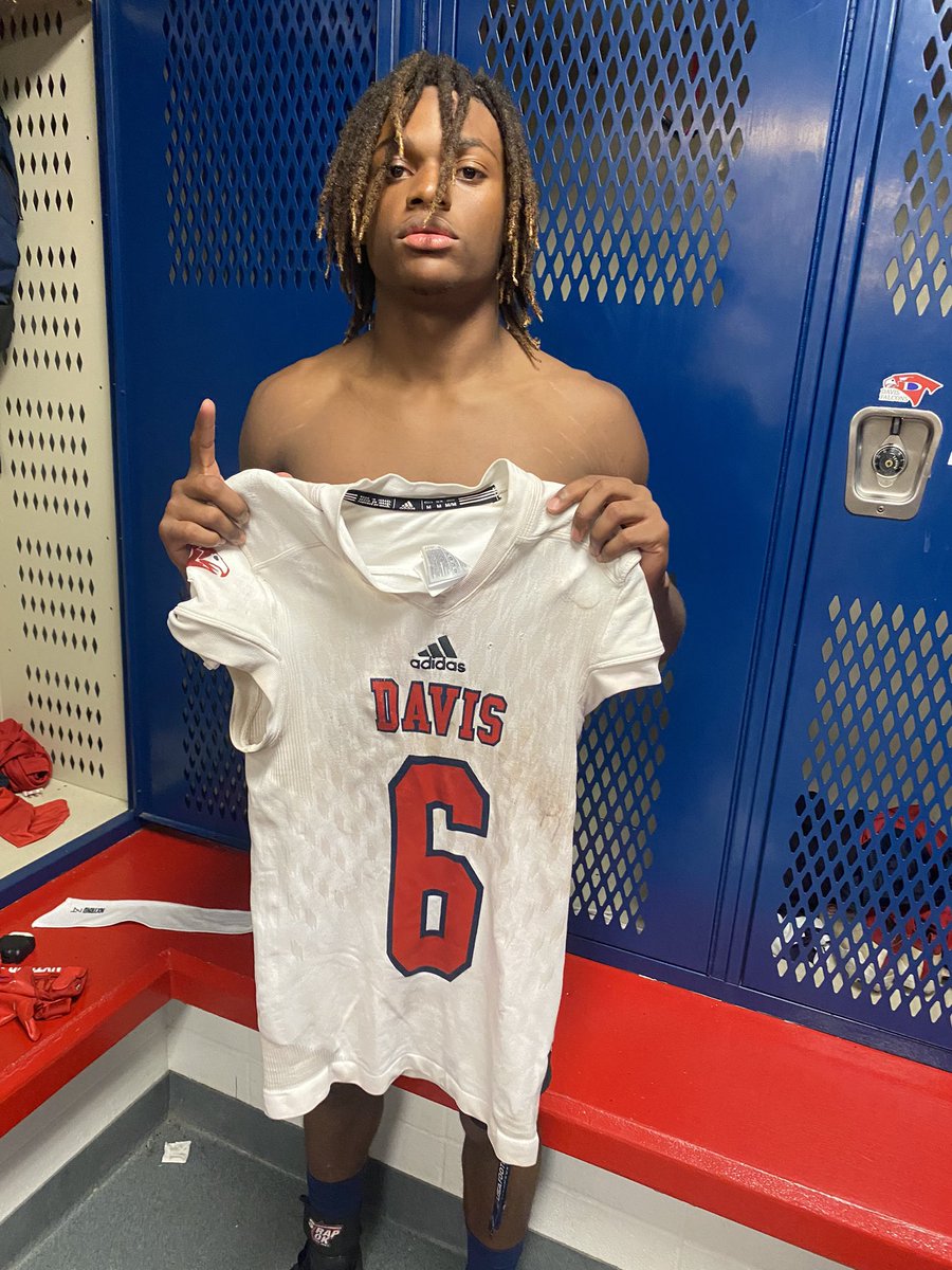 06 signing out, a great season with them boys imma miss em and the coaches 🤍🏈