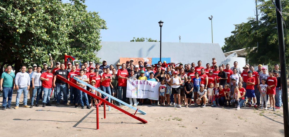 ColimaMunicipio's tweet photo. ¡Como cada sábado nos sumamos a #Talacheando 🙌 para contribuir por un #ColimaLimpio para tu familia!
Y esta vez, nos acompañó un equipo muy especial ¡El Voluntariado @Tiendas_OXXO se sumó a poner #ManosALaObra 👏 por el municipio que todas y todos queremos! #GustavoVázquez 🤗 https://t.co/JWp81Vj7ls