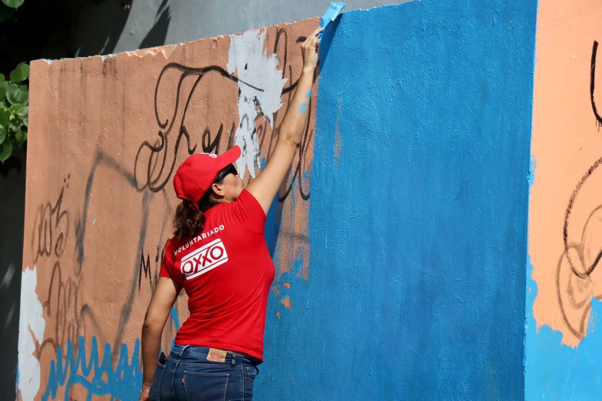 ColimaMunicipio's tweet photo. ¡Como cada sábado nos sumamos a #Talacheando 🙌 para contribuir por un #ColimaLimpio para tu familia!
Y esta vez, nos acompañó un equipo muy especial ¡El Voluntariado @Tiendas_OXXO se sumó a poner #ManosALaObra 👏 por el municipio que todas y todos queremos! #GustavoVázquez 🤗 https://t.co/JWp81Vj7ls