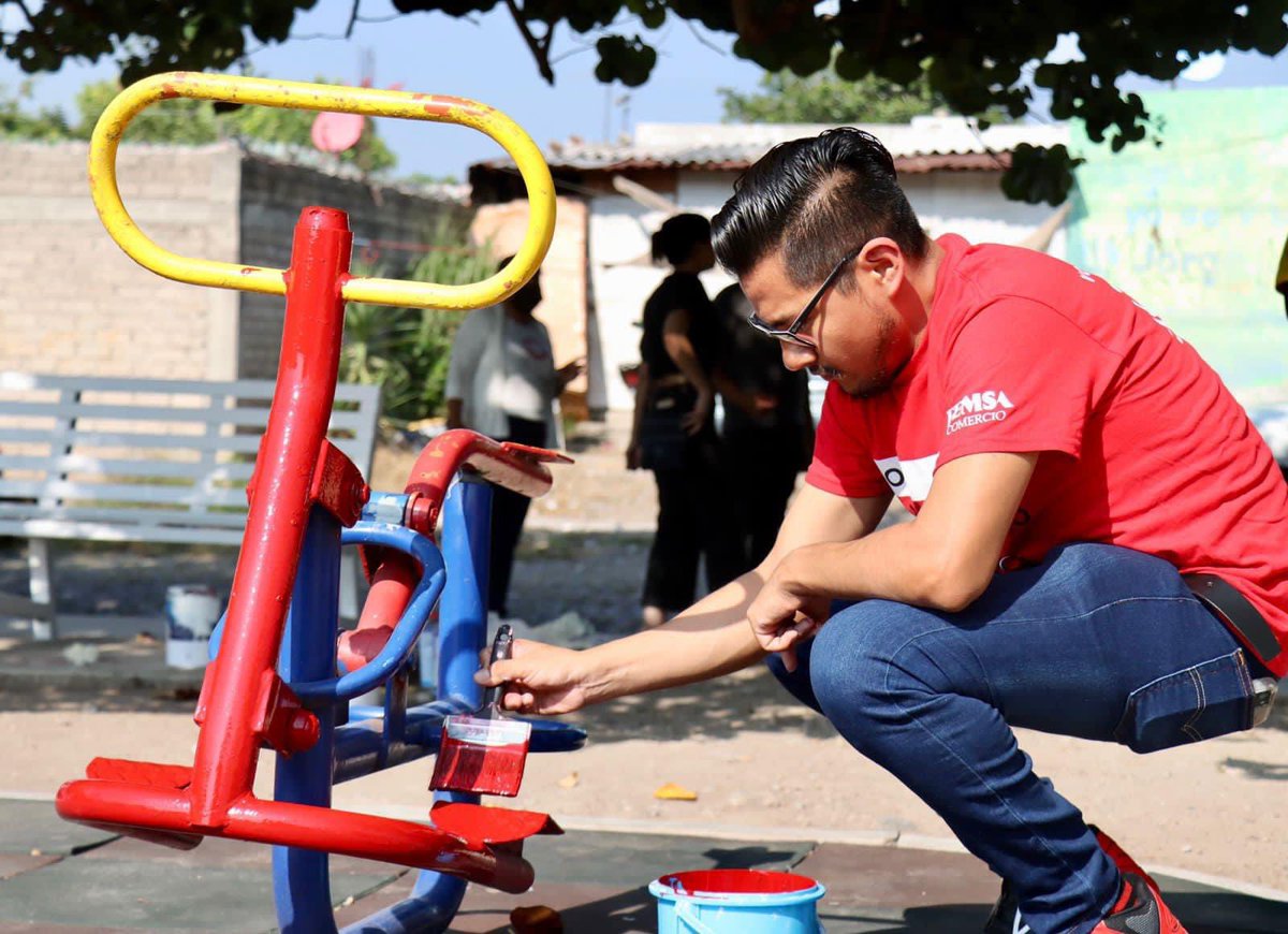 ColimaMunicipio's tweet photo. ¡Como cada sábado nos sumamos a #Talacheando 🙌 para contribuir por un #ColimaLimpio para tu familia!
Y esta vez, nos acompañó un equipo muy especial ¡El Voluntariado @Tiendas_OXXO se sumó a poner #ManosALaObra 👏 por el municipio que todas y todos queremos! #GustavoVázquez 🤗 https://t.co/JWp81Vj7ls