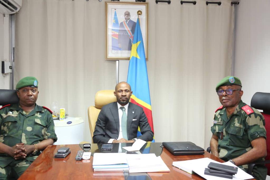 PatrickMuyaya's tweet photo. #RDC : De manière spontanée, des milliers de jeunes ont répondu à l’appel du Commandant Suprême de s’enrôler dans l’armée, l’appel à la vigilance en vue de soutenir les forces de sécurité, mobilisation générale #BriefingSpecial avec le Général Sylvain Ekenge #BendeleEkweyaTe 🇨🇩🇨🇩 https://t.co/SVDWew51MA