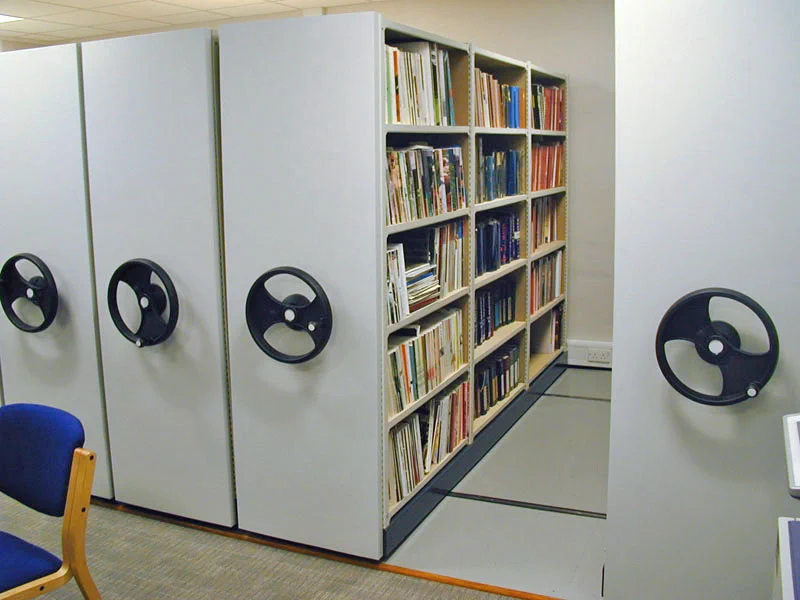これが家にあったなら…！読書家が一度は夢見る手動式移動書架！