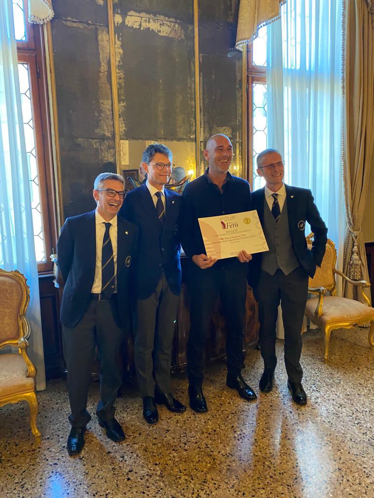 Tommasiwine's tweet photo. @TPiergiorgio ritira il premio @AisVeneto #venetia per il Migliore Rosso da Invecchiamento. De Buris #Amarone della Valpolicella Classico Riserva 2011. https://t.co/4IvhN9xCSb