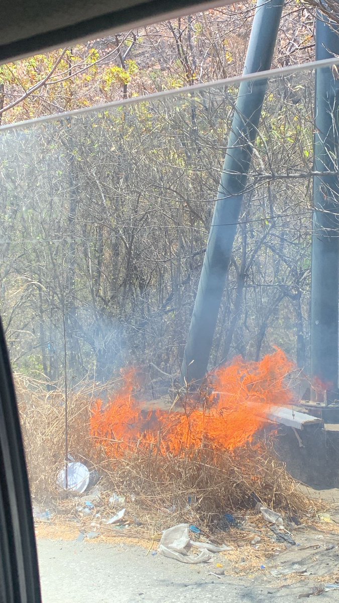vallovig's tweet photo. Incendio forestal en el bosque en la vía perimetral, antes de la via a la costa, sentido norte-sur @BomberosGYE @alcaldiagye @Ambiente_Ec https://t.co/z8y61swXgv