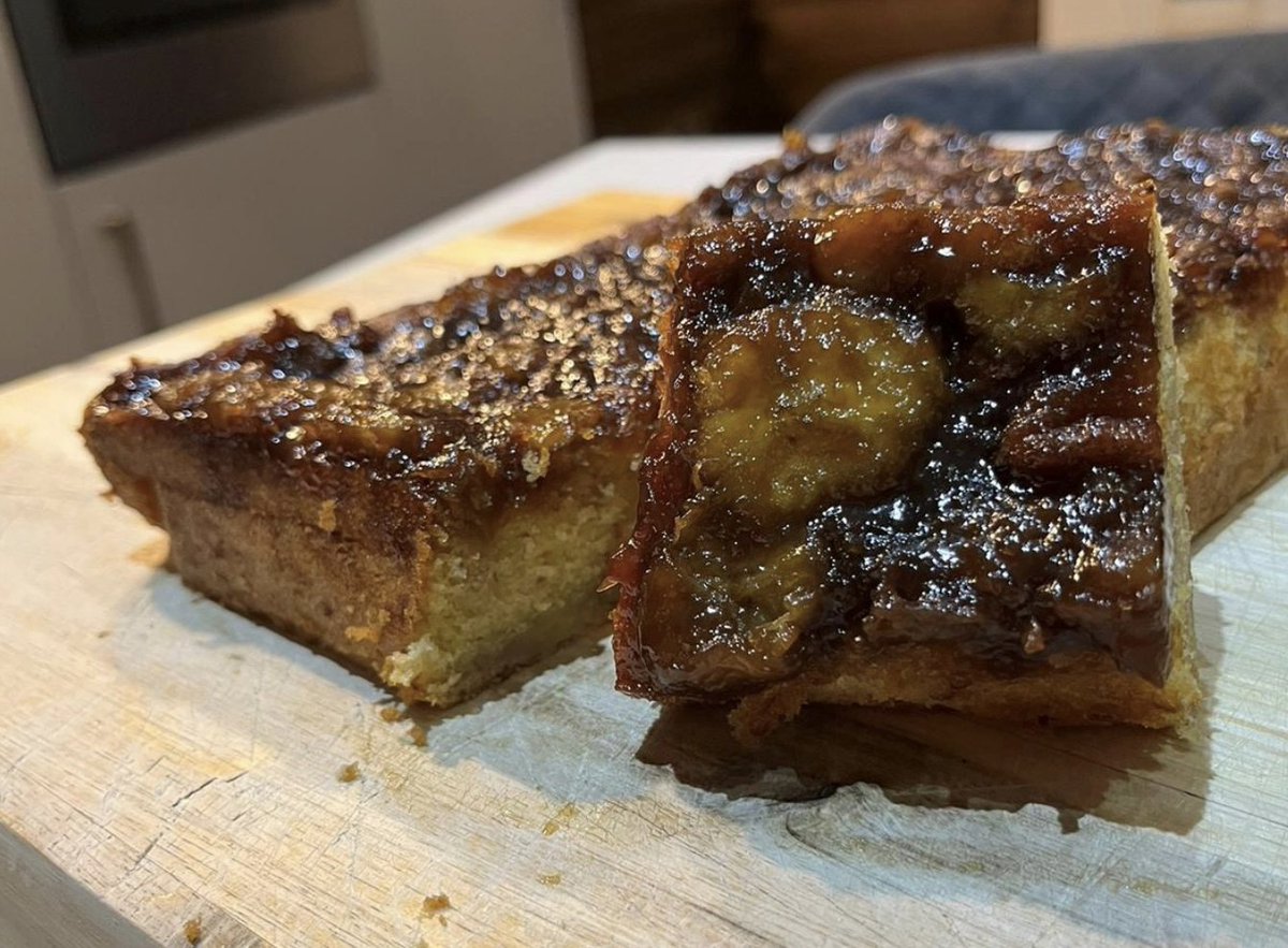aAh_mag's tweet photo. #Recipe: Sweet and tasty Caramelised Banana Bread Traybake. @journalistmegan Shares budget-friendly recipes to help reduce food waste and inspire students to cook and bake more while at university. #recipes #studentmagazine #journalism #photography  #graphicdesign #creativearts https://t.co/OKOc0At7fp