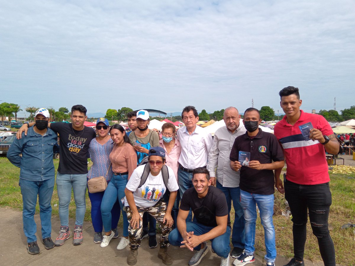 JCaripe1's tweet photo. #Sab05 | Junto al Cem Maturin y Secretarios del CES seguimos en activismo político llevando a cada espacio el mensaje de Fe y Esperanza que hoy con fuerza lidera nuestro compañero @prospericarlos son muchos los que se siguen sumando a la ruta de la Prosperidad https://t.co/T8cXRlpcFn
